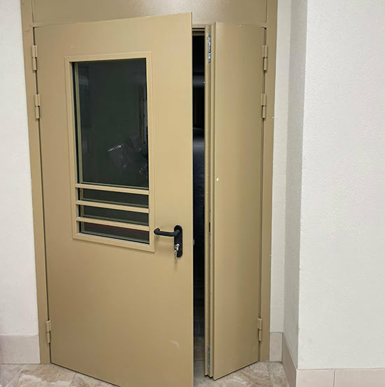 Противопожарная дверь 1-го типа эвакуационная полуторная остекленная — фото 13