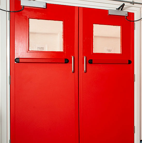 Противопожарная дверь EI-45 эвакуационная двупольная остекленная — фото 19